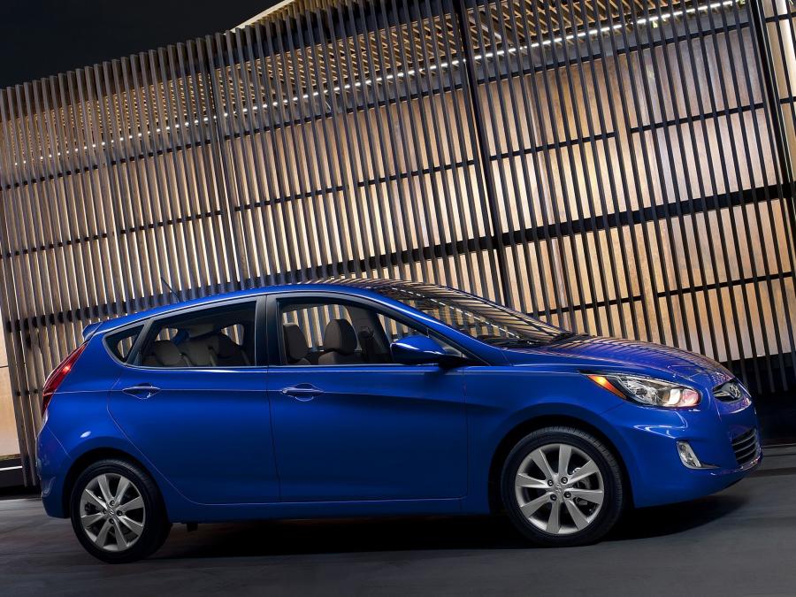  Hyundai Accent 5-Door 2011 года  (US) (фото 5 из 24)